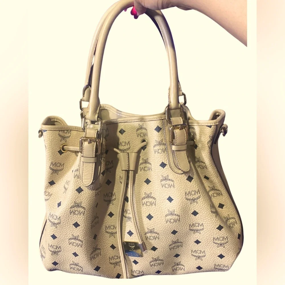 MCM Munchen Hobo Handbag, Crossbody, Shoulder Bag, Authentic. EUC